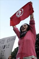 Manifestazione in Tunisia, il primo Paese della "Primavera araba" alle urne.