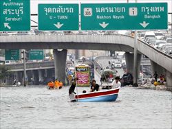 La periferia di Bangkok completamente allagata.