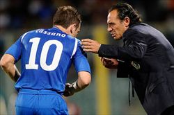 Antonio Cassano riceve indicazioni di gioco da Cesare Prandelli, ct della Nazionale di calcio. 
