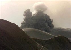 In questa foto sattata il 18 novembre 2001, gli effetti del bombardamento americano su obiettivi talebani nell'area del villaggio di Khanabad, nella provincia di Kunduz, nell'Afghanistan settentrionale (archivio Ansa).  