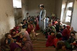 In quest'altra foto d'archivio, scattata l'8 novembre 2001a Dasht-i-Qala, un villaggio settentrionale vicino al confine tra Afghanistan e Tagikistan, un maestro insegna il Corano in una scuola islamica ( foto Epa/Sergei Chirikov). 