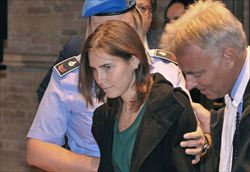 Amanda Knox arriva al processo d'appello per l'omicidio di Meredith Kercher a Perugia.