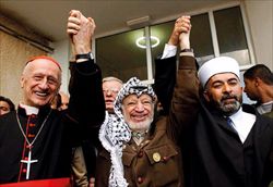 Il cardinale con Arafat nel 2002.