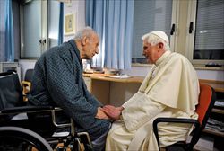 La visita del Papa a Etchegaray, ricoverato al Policlinico Gemelli per una frattura, nel gennaio 2010.