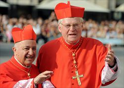 Il Cardinale Angelo Scola, nuovo Arcivescovo di Milano, con il suo predecessore, il cardinale Dionigi Tettamanzi.