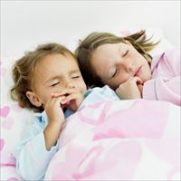 Il sonno cambia a seconda dell'età e solo dai dieci anni assomiglia a quello degli adulti.