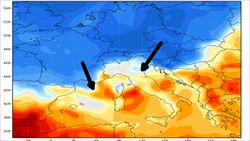L’aria fredda Nord Atlantica ( in blu) nel  primo pomeriggio di venerdì, dopo aver raggiunto le Alpi, nel pomeriggio di venerdì inizia a propagarsi in parte verso l’Alto Adriatico, in parte verso il Mar di Corsica e in, parte, scavalca le Alpi,  giungendo su Piemonte e Lombardia.