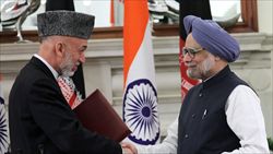 Il presidente afghano Hamid Karzai (a sinistra) e il premier indiano Manmohan Singh.