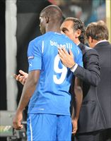 L'allenatore della Nazionale Prandelli con Mario Balotelli, il più discusso talento del nostro calcio.