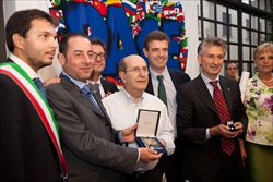 Ernesto Olivero (al centro, con la camicia bianca) riceve il Premio Cittadino europeo dell'anno dal vicepresidente del Parlamento europeo, Gianni Pittella (secondo da sinistra). Accanto a Olivero, il Governatore del Piemonte, Roberto Cota (foto di Tiziano Nobile / Sermig).