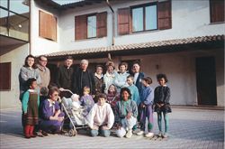 Don Giussani (al centro) con alcune famiglie affidatarie.
