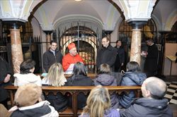 L'arcivescovo emerito di Milano Dionigi Tettamanzi incontra, l'anno scorso, alcuni giovani impegnati nella Scuola di formazione politica.