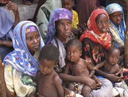 Mamme somale con i loro bambini nel centro medico di Mogadiscio.