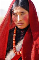 Una ragazza tibetana con una sciarpa di lana di yak.