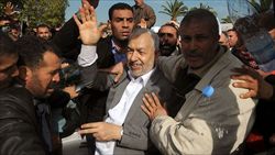 Rachid Ghannouci, leader di Ennahdha, festeggiato dagli elettori.