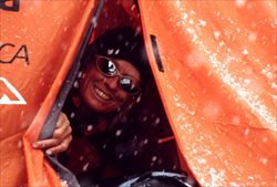 Nives dentro la tenda durante una ascensione