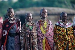 Donne africane in abiti tradizionali.