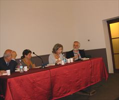 Paola Bassani (seconda da destra), durante la presentazione del suo ultimo libro "A passo di coppia" (Paoline).