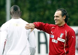 Il Ct Cesare Prandelli in allenamento con Mario Balotelli.