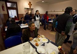 Una mensa gestita dalla Caritas (foto: Ansa).