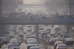 L'inquinamento nel centro di Pechino, in Cina.
