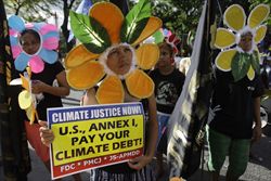 Un attivista ambientale davanti all'Ambasciata degli Stati Uniti a Manila, nelle Filippine.