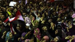 La folla in piazza Tahrir, al Cairo.