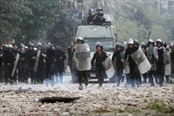 Duri interventi repressivi della polizia e dell'esercito egiziani nel cuore della capitale. Foto: Ahmed Ali /AP