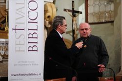 Don Ampelio Crema, delegato della Società San Paolo per il Festival Biblico,intervistato durante la scorsa edizione.