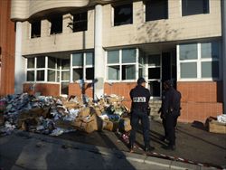 La sede del giornale francese, data alle fiamme da estremisti islamici.