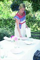 La Paltrow apparecchia per un pranzo all'aperto (foto Ellen Silvermann tratte da "Appunti dalla mia cucina" - Copyright 2011 Gwyneth Paltrow - Adriano Salani Editore S.p.a.).