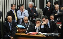 Luciano Moggi (a sinistra) durante il processo.