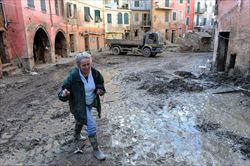  La via principale di Vernazza, una delle Cinque Terre, in Liguria, a un mese dall'alluvione.