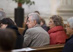 Mario Monti e signora questa mattina a Messa nella chiesa romana di Sant' Ivo. Per i frati di Assisi "è un bel segnale".