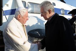 Prima di recarsi in Parlamento Monti ha incontrato il Papa, in partenza per il Benin, a Fiumicino.