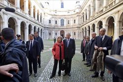 Il senatore Mario Monti con la moglie Elsa alla Sapienza di Roma (foto Ansa).