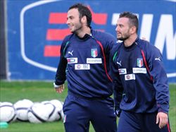 L'attaccante della nazionale italiana Giampaolo Pazzini (a sinistra) e il centrocampista Simone Pepe durante un allenamento degli azzurri al centro tecnico di Coverciano, a Firenze.