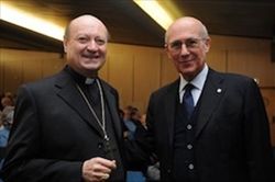 Il cardinale Gianfranco Ravasi con il presidente della sezione milanse dell'Amci, Giorgio Lambertenghi Deliliers.