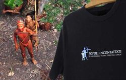 In primo piano la maglietta che aiuta a finanziare il progetto "Popoli incontattati" di Survival.