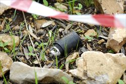 Primo piano di una bomba a grappolo rimasta inesplosa, trovata dagli artificieri durante la bonifica di un uliveto in Libano.