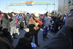 La folla dei manifestanti si riunisce nella piazza della città di Aktau.