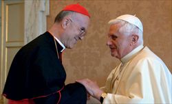 Il cardinale Tarcisio Bertone con papa Benedetto XVI.