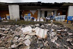 Il ritrovamento di un cumulo di schede elettorali bruciate a Kinshasa nei giorni successivi al voto (Foto Ansa).