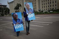 Kinshasa, sostenitori di Joseph Kabila festeggiano l'annuncio della vittoria (Foto AP).
