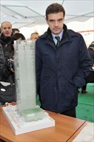 Roberto Cota davanti al plastico del nuovo grattacielo, firmato dall'architetto Fuskas, che ospiterà la nuova sede della Regione Piemonte.
