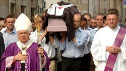 Il cardinale Dionigi Tettamanzi e centinaia di fedeli partecipano al funerale di padre Angelo Radaelli, il missionario cappuccino trudicdato in Congo nel settembre 2005 (foto: Ansa).