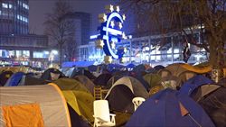 Le tende degli "indignati" a Francoforte (Germania), ai piedi del simbolo dell'euro.