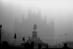 Piazza Duomo a Milano avvolta nella nebbia.