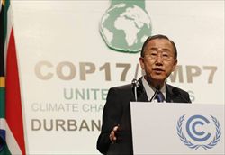 Il Segretario generale delle Nazioni Unite, Ban Ki-moon, interviene alla diciassettesima Conferenza mondiale sul clima, a Durban, in Sudafrica (foto: Ansa).