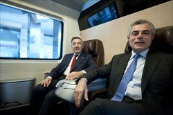 Da sinistra: il presidente delle Ferrovie dello Stato Lamberto Cardia e l'amministratore delegato Mauro Moretti, durante il viaggio inaugurale del nuovo Frecciarossa.
